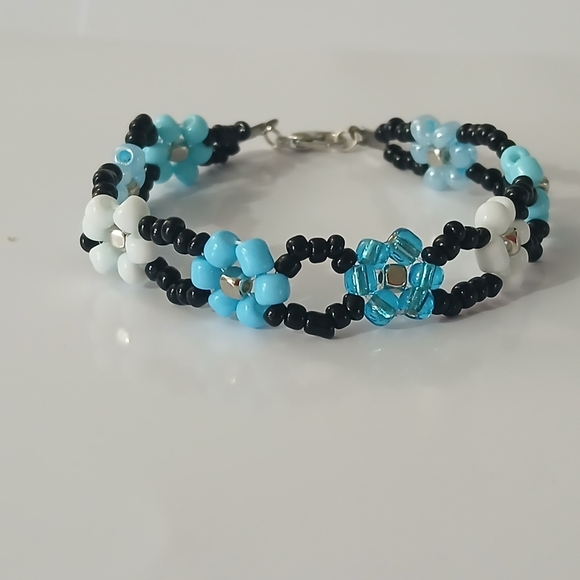 Elegant Beaded Bracelet in Blue and Black - Picture 1 of 5